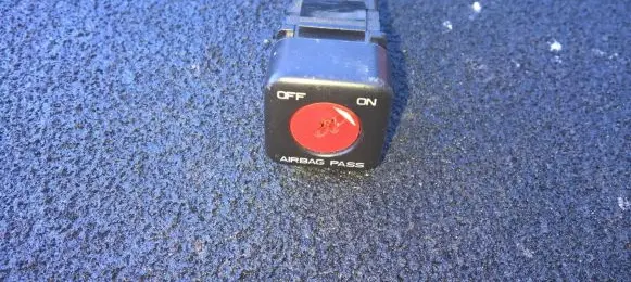 Passenger airbag on/off switch