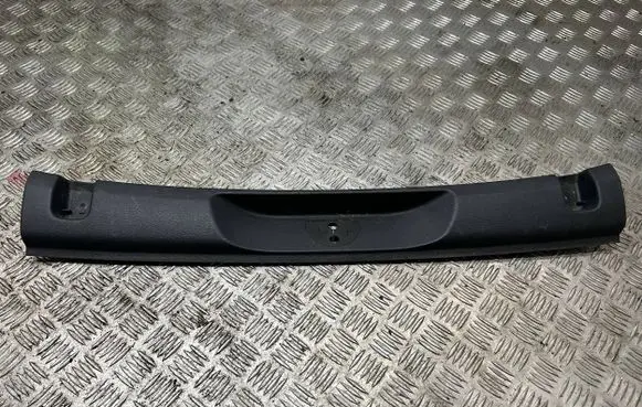 Trunk/boot sill cover protection