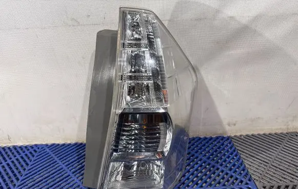 Toyota Prius+ (ZVW40) Rear/tail lights E1313089