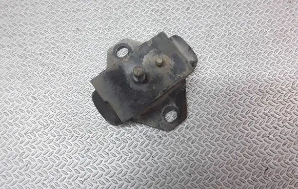 Toyota Hilux (N80, N90, N100, N110) Engine mount bracket