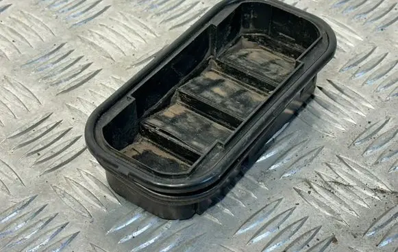 Mercedes-Benz Sprinter W901 W902 W903 W904 Quarter panel pressure vent A9018300042