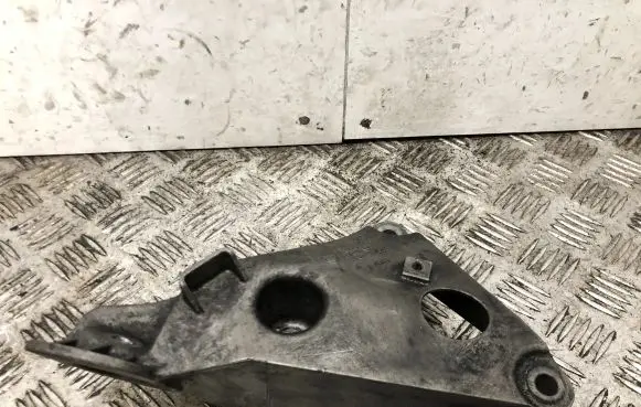 BMW 5 E60 E61 Engine mounting bracket 6777053