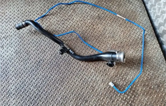 BMW 1 F40 Fuel tank filler neck pipe 7458660 7458657
