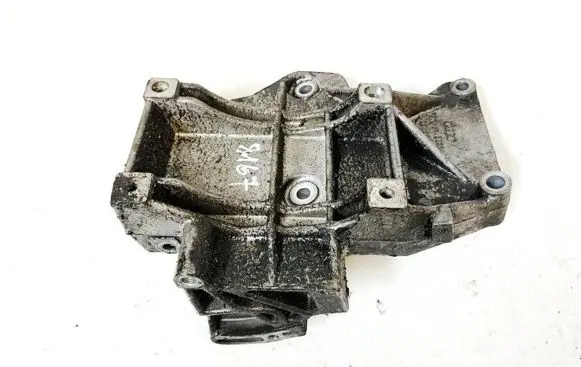 Audi A4 S4 B5 8D Engine mounting bracket 058260885