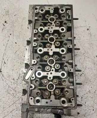 Volkswagen PASSAT B8 Engine head 04L103373E