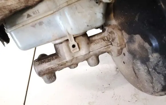 Volkswagen Polo IV 9N3 Master brake cylinder