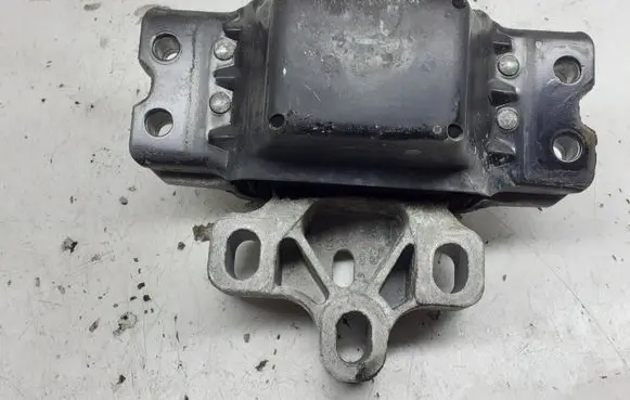 Volkswagen PASSAT B6 Engine mount bracket 3C0199555