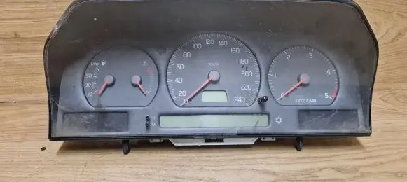 Volvo S70 V70 V70 XC Speedometer (instrument cluster) 9168144