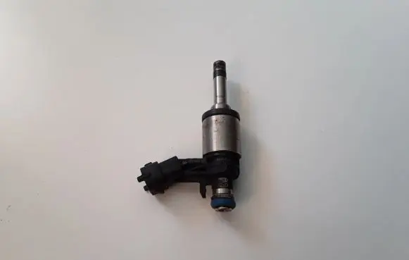 Hyundai Tucson TL Fuel injector 0261500100