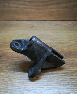 Engine mounting bracket