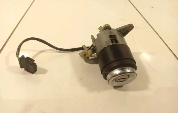 Audi A6 S6 C4 4A Tailgate exterior lock A5862055