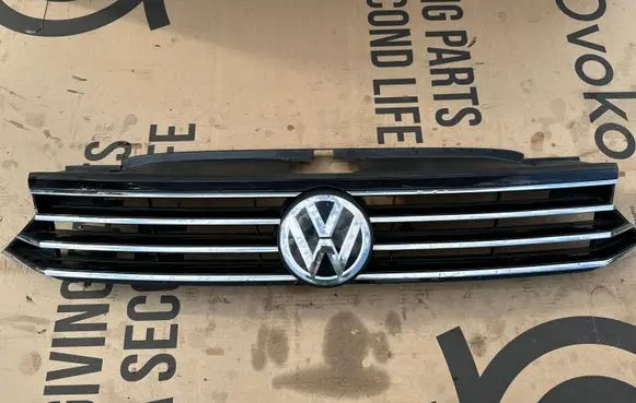 Volkswagen PASSAT B8 Front bumper upper radiator grill 3G0853653
