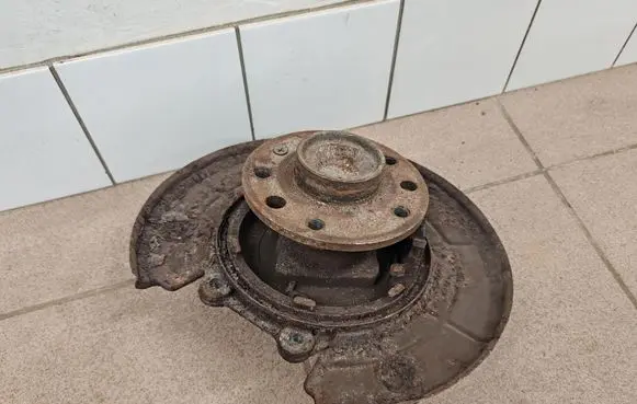 Rear wheel hub