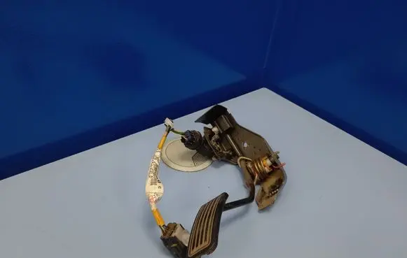 Toyota Avensis T250 Accelerator throttle pedal 8222305060