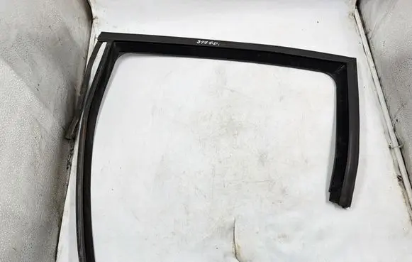 Seat Leon (1P) Rubber seal rear door window/glass 
