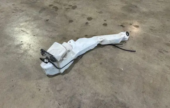 Honda CR-V Windshield washer fluid reservoir/tank 
