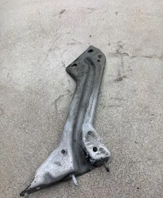 Audi Q5 SQ5 Fender mounting bracket 8R0821136