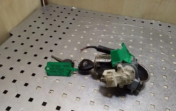 Toyota RAV 4 (XA30) Ignition lock 45020426