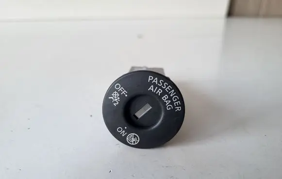 Nissan X-Trail T32 Passenger airbag on/off switch 
