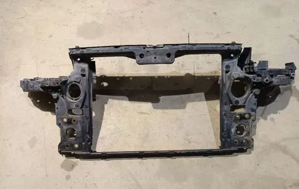 Volkswagen Touareg I Radiator support slam panel