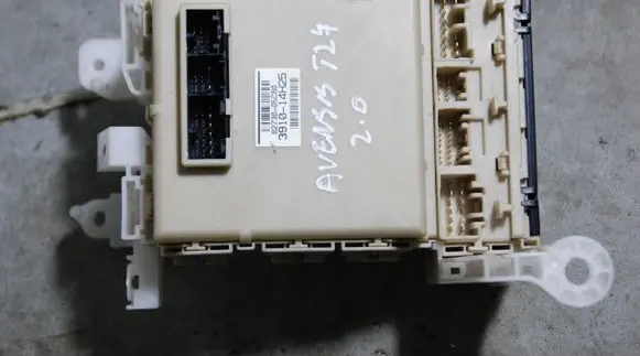 Toyota Avensis T270 Fuse module 8273005C80