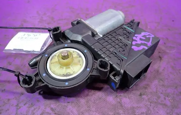 Volkswagen Polo IV 9N3 Front door window regulator motor 