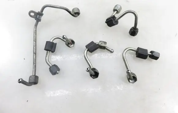 Volkswagen Golf VII Fuel injector supply line/pipe 