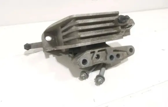 BMW 1 F40 Engine mount bracket 6885934