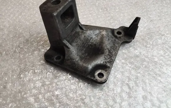 BMW 5 E39 Engine mounting bracket 6751226