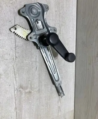 Rear door manual window regulator