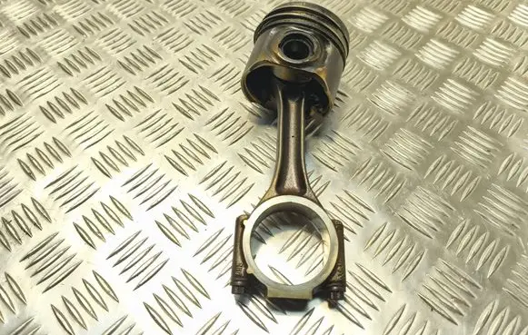 Volkswagen PASSAT B6 Piston 038J