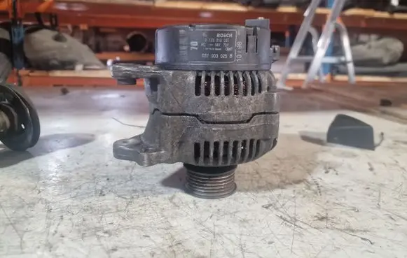 Volkswagen Golf III Generator/alternator 0123310037