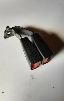 Middle seatbelt buckle (rear)