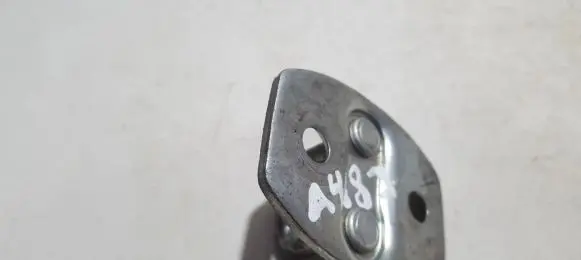 Toyota Avensis T250 Front door lock loop/hook striker 