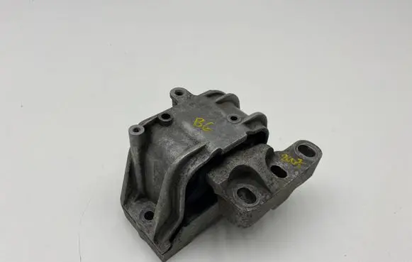 Volkswagen PASSAT B6 Engine mount bracket 1K0199262