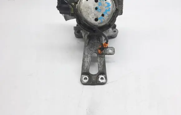 Engine mount vacuum valve