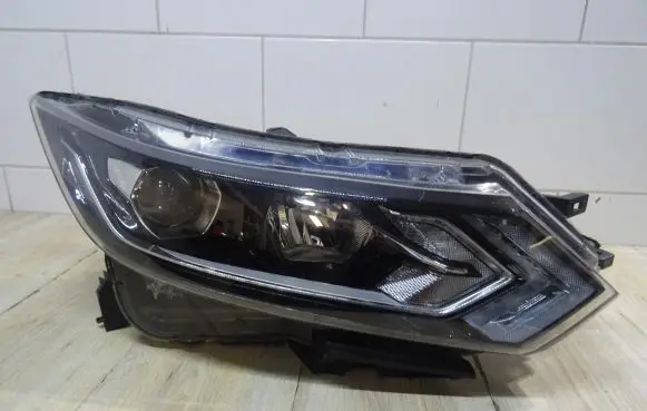 Nissan Qashqai Headlight/headlamp 10019009