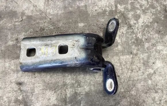Cadillac CTS Front door upper hinge VA52