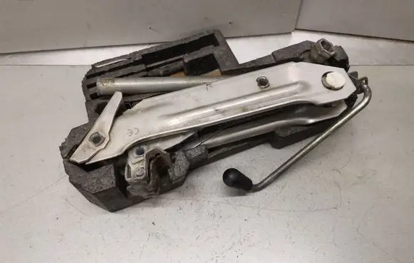 Audi A6 S6 C5 4B Lift Jack 8L0011031A