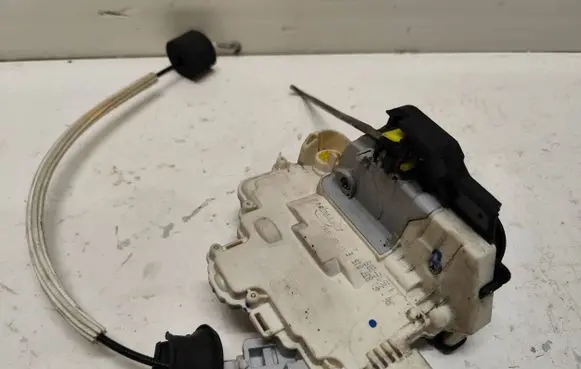 Audi A6 S6 C6 4F Front door lock 4F1837015E