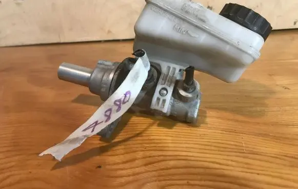 Peugeot 107 Master brake cylinder 0204Y21821 BOSCH