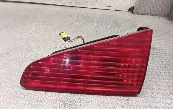 Peugeot 607 Tailgate rear/tail lights