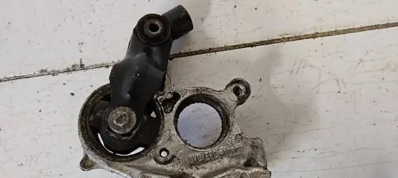 Peugeot 3008 I Engine mount bracket 810907