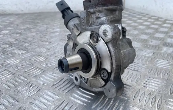 BMW X5 E70 Fuel injection high pressure pump 7805419 0445010623 0928400781