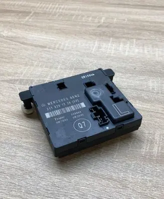 Mercedes-Benz E W211 Door control unit/module 2118201526 Leftside