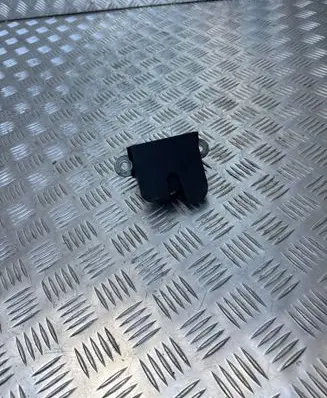 Volkswagen PASSAT B7 Tailgate lock latch 1K6827505E