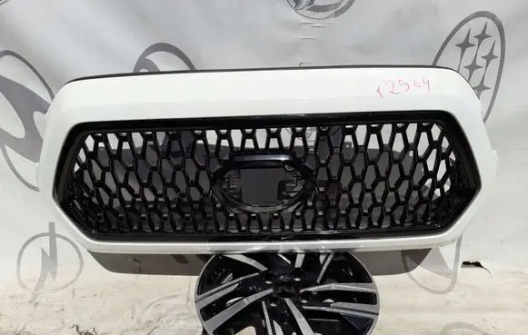 Toyota Tacoma III Front bumper upper radiator grill 5311404220