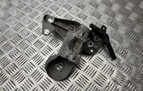 Audi A4 S4 B7 8E 8H Engine mounting bracket 8E0199352F