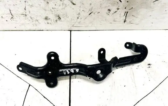Jeep Grand Cherokee (WK) Engine mounting bracket