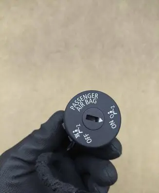 Passenger airbag on/off switch